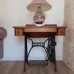 Stone House Sprtini- In The Old Village Center 度假居 *