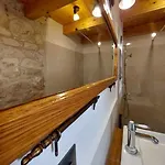 Stone House Sprtini- In The Old Village Center 度假居 *