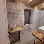 Stone House Sprtini- In The Old Village Center 度假居 Ložišće