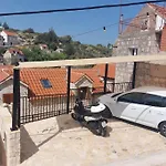 Stone House Sprtini- In The Old Village Center 度假居 Ložišće