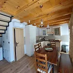 度假居 Stone House Sprtini- In The Old Village Center