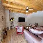 度假居 Stone House Sprtini- In The Old Village Center