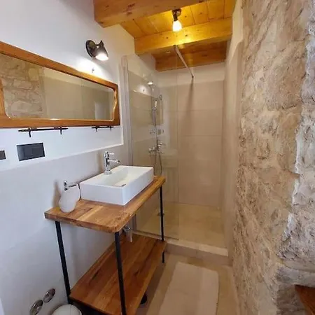 Stone House Sprtini- In The Old Village Center Ložišće