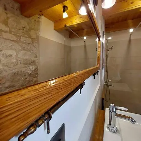 Stone House Sprtini بيت للعطل *