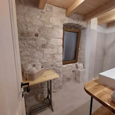 Stone House Sprtini- In The Old Village Center Casa de Férias Ložišće