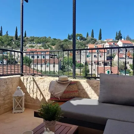بيت للعطل Stone House Sprtini