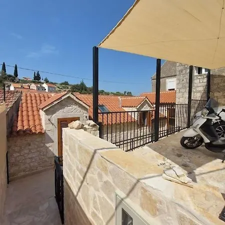 Stone House Sprtini بيت للعطل *
