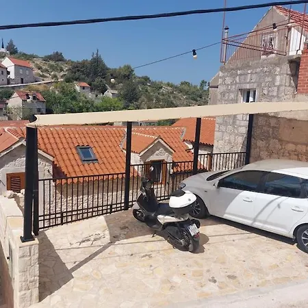 Stone House Sprtini بيت للعطل Ložišće