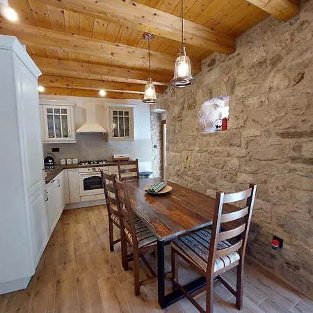 Stone House Sprtini- In The Old Village Center Ložišće