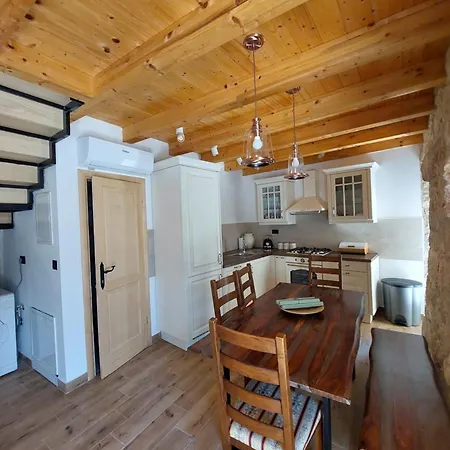 بيت للعطل Stone House Sprtini