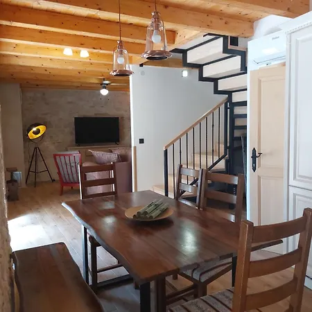 Stone House Sprtini- In The Old Village Center 度假居