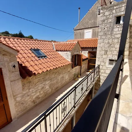 Stone House Sprtini- In The Old Village Center 度假居