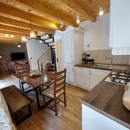 بيت للعطل Stone House Sprtini *