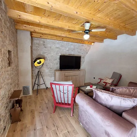 Casa de Férias Stone House Sprtini- In The Old Village Center
