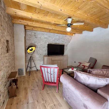 بيت للعطل Stone House Sprtini