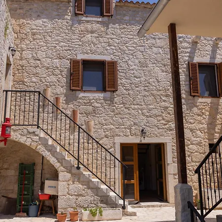 Stone House Sprtini-brac Lozisce