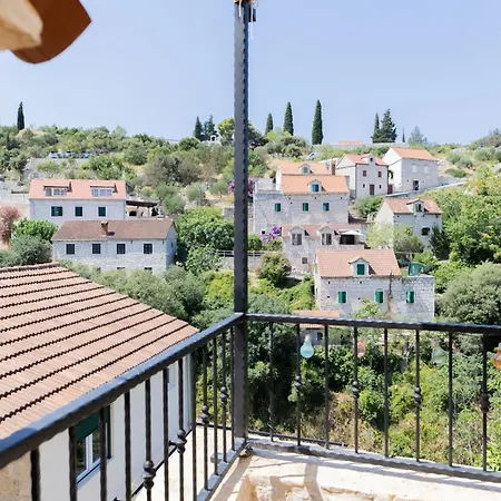 Feriehus Stone House Sprtini-brac Ložišće