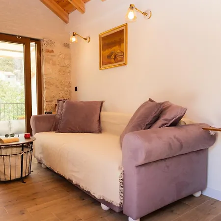 Stone House Sprtini-brac Feriehus *
