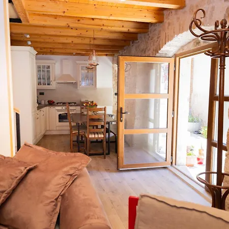 Stone House Sprtini-brac Lozisce