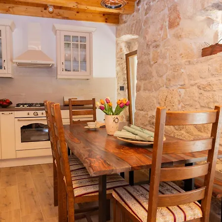 Stone House Sprtini-brac Feriehus *