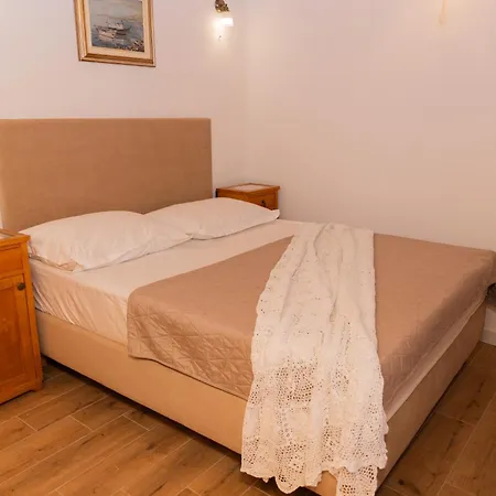 Stone House Sprtini-brac Lozisce