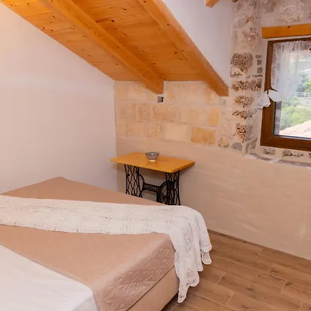 Stone House Sprtini-brac Feriehus