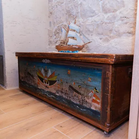Stone House Sprtini-brac *